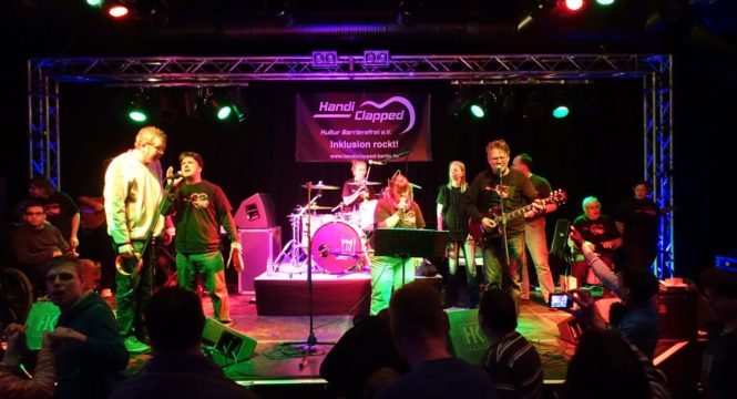 Die Band Akona, live auf der Bühne auf einem Konzert von Handiclapped