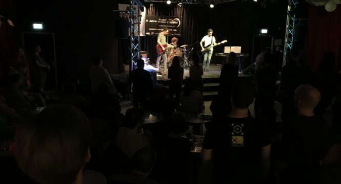 Die drei Mitglieder der Band Twichild live auf der Bühne beim Handiclapped Konzert in der alten feuerwache Friedrichshain