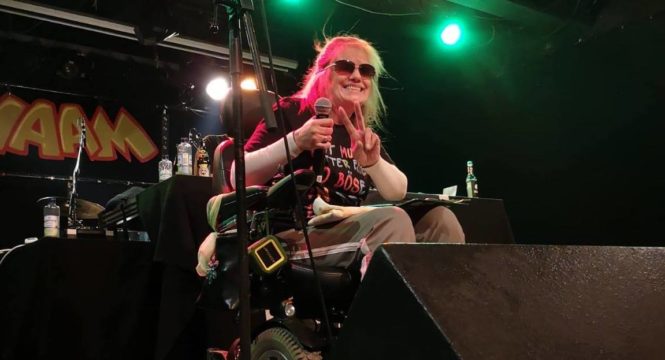 Dat Muddi live auf der Bühne, beim Auftritt im Yaam