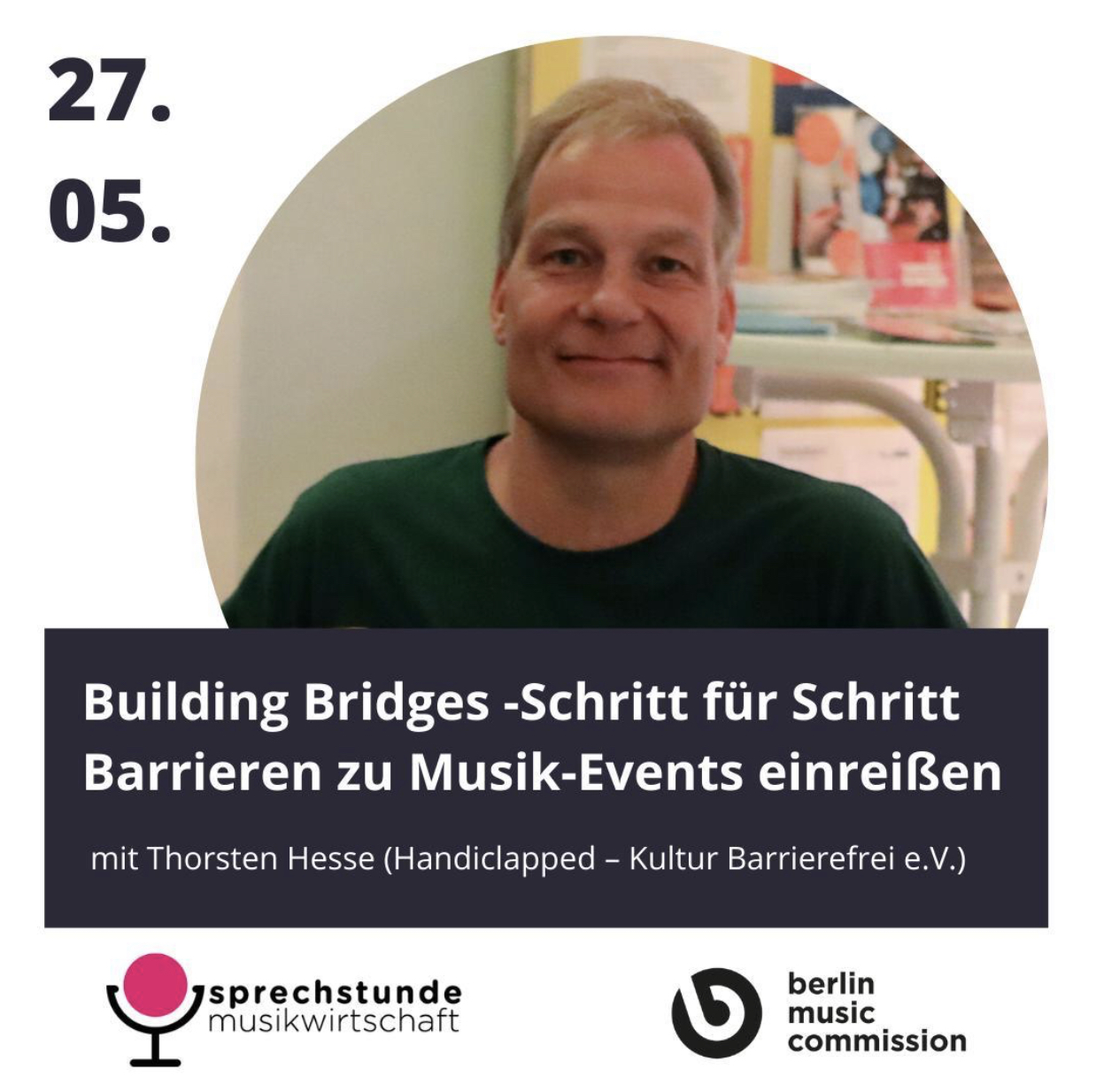 Thorsten im grünen T-Shrit lächelt in die Kamera, darunter Schriftzug "Building Bridges - Schritt für Schritt Barrieren zu Musik-Events einreißen - mit Thorsten Von Handiclapped," darunter Logos von Berlin Music Commission und Sprechstunde Musikwirtschaft